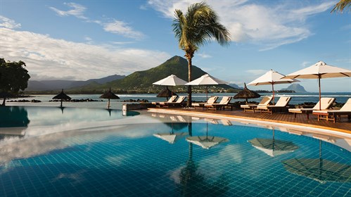 View of the pool and mountain